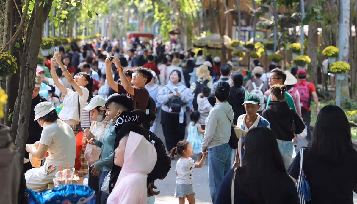 “Xếp hàng mua được vé cũng phải vất vả vì đợi lâu. Biết là đi chơi ngày này Thảo Cầm Viên sẽ đông người, nhưng chỉ dịp này gia đình mới đi được nên vợ chồng tôi cố gắng đưa các con đến đây vui chơi, ngắm nhìn động vật”, anh Nguyễn Phương ngụ phường Bình Tân chia sẻ.