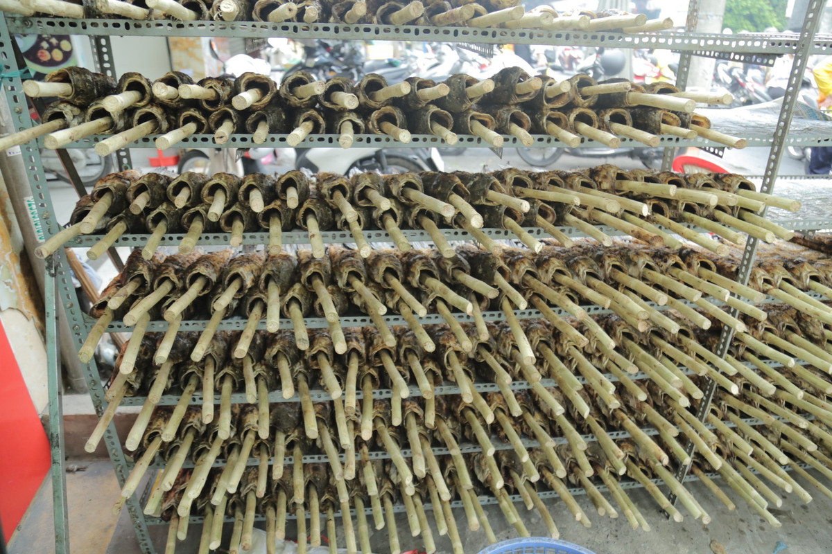 Theo những người bán cá lóc nướng tại tuyến đường này, cá nướng phải được chọn những con lớn và đều nhau.