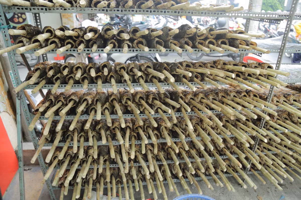 Theo những người bán cá lóc nướng tại tuyến đường này, cá nướng phải được chọn những con lớn và đều nhau.