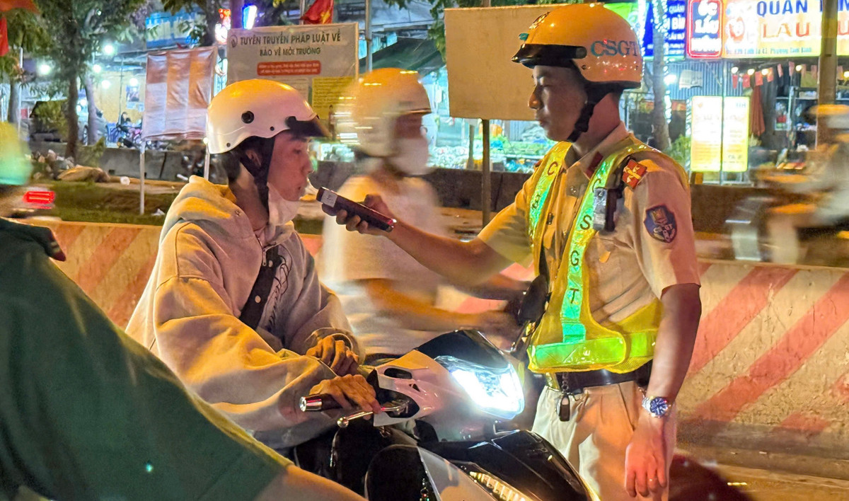 Tại các giao lộ trên địa bàn các phường Thủ Đức, Linh Xuân, Tăng Nhơn Phú, Đông Hoà, Dĩ An, Long Phước, Tân Đông Hiệp, Long Bình, Tam Bình, Hiệp Bình) CSGT tiến hành kiểm tra nồng độ cồn các trường hợp nghi vấn.