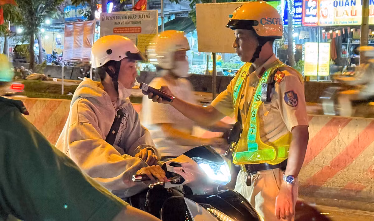 Tại các giao lộ trên địa bàn các phường Thủ Đức, Linh Xuân, Tăng Nhơn Phú, Đông Hoà, Dĩ An, Long Phước, Tân Đông Hiệp, Long Bình, Tam Bình, Hiệp Bình) CSGT tiến hành kiểm tra nồng độ cồn các trường hợp nghi vấn.