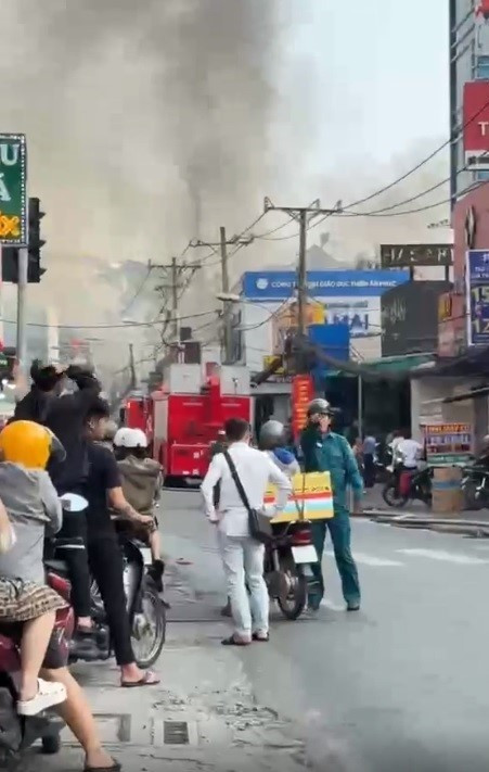 Lực lượng chữa cháy có mặt dập tắt ngọn lửa sau 30 phút.