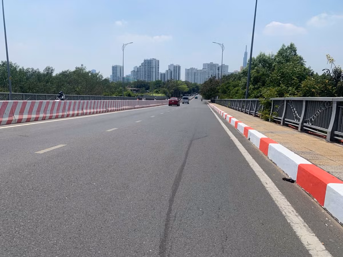 Cầu và đường Trần Quý Kiên (phường Bình Trưng, TP HCM) vốn đông đúc cũng trở nên vắng vẻ giữa trưa 7/4.