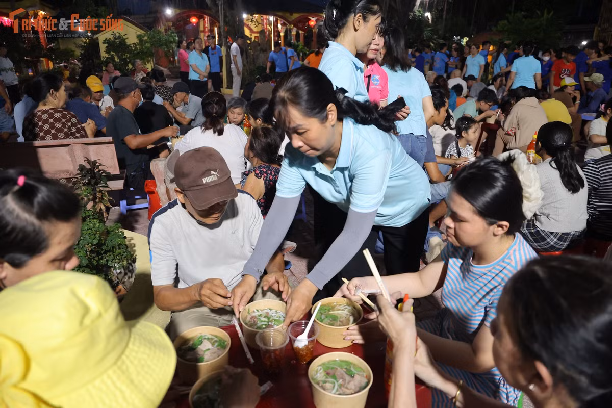 Các tình nguyện viên tận tay trao từng suất ăn cho người dân với thái độ niềm nở và thân thiện. Không chỉ phát thức ăn, họ còn dành những lời hỏi thăm, động viên để sẻ chia cùng những hoàn cảnh khó khăn.