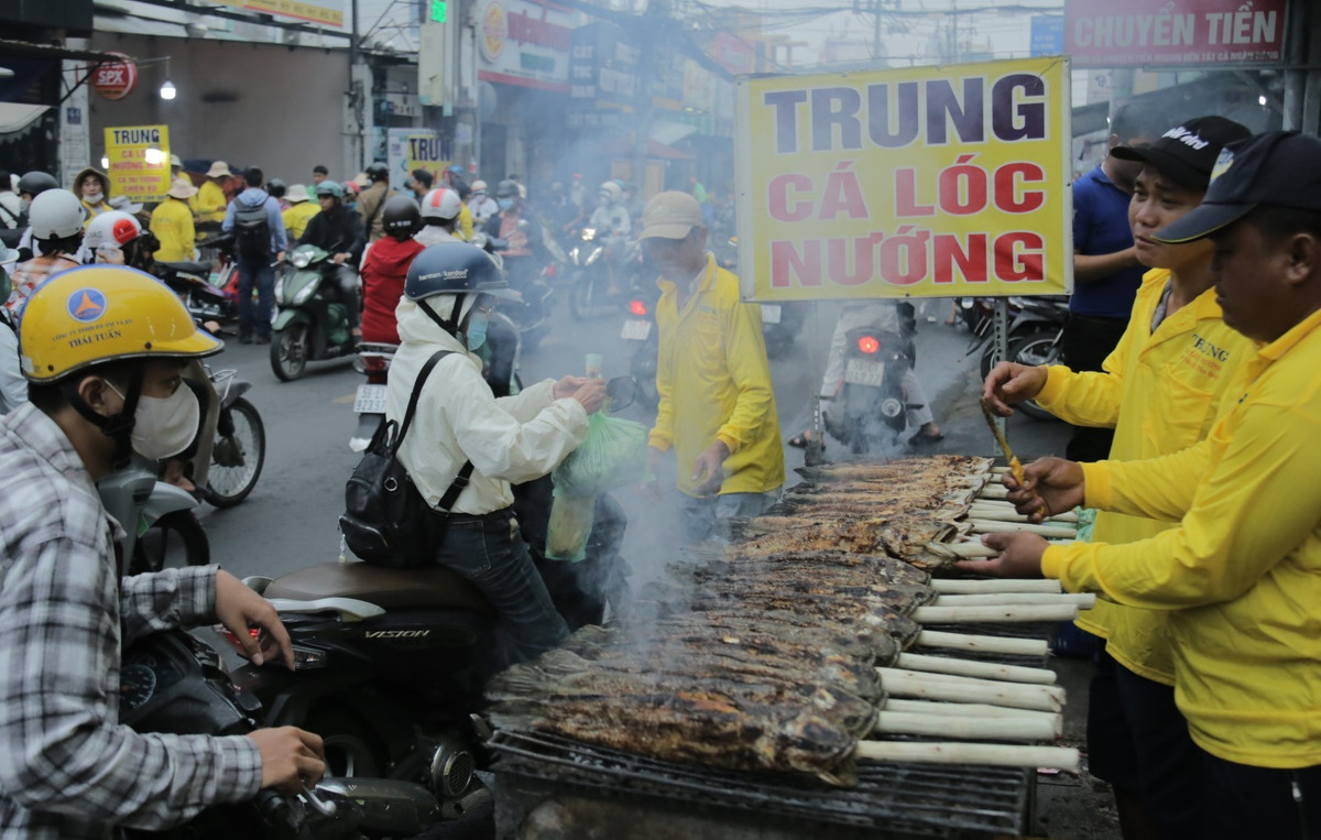 Người mua tấp nập ra vào các điểm bán cá lóc nướng trên đường Tân Kỳ Tân Quý.