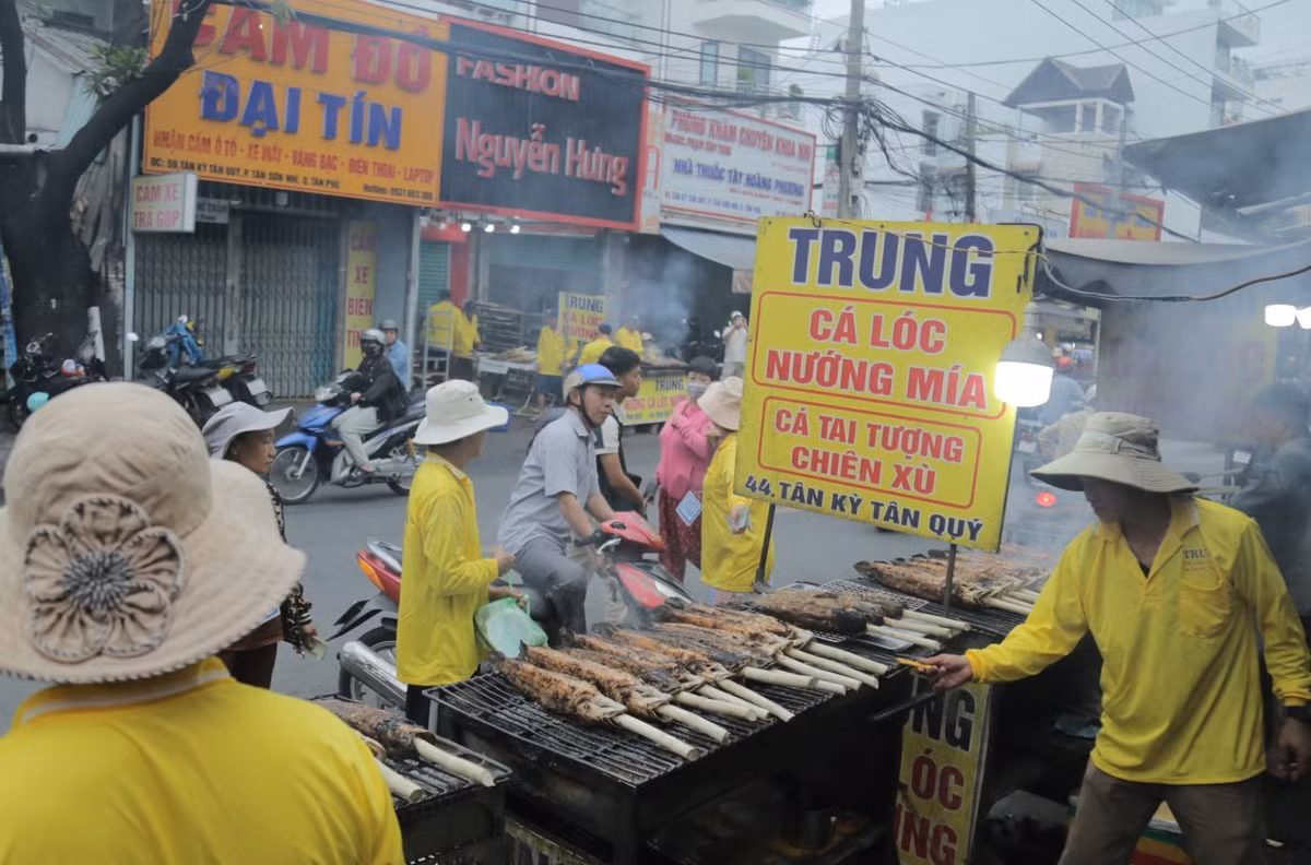 Chỉ một đoạn đường dài khoảng 300m nhưng đã có hàng chục điểm bán cá lóc nướng.