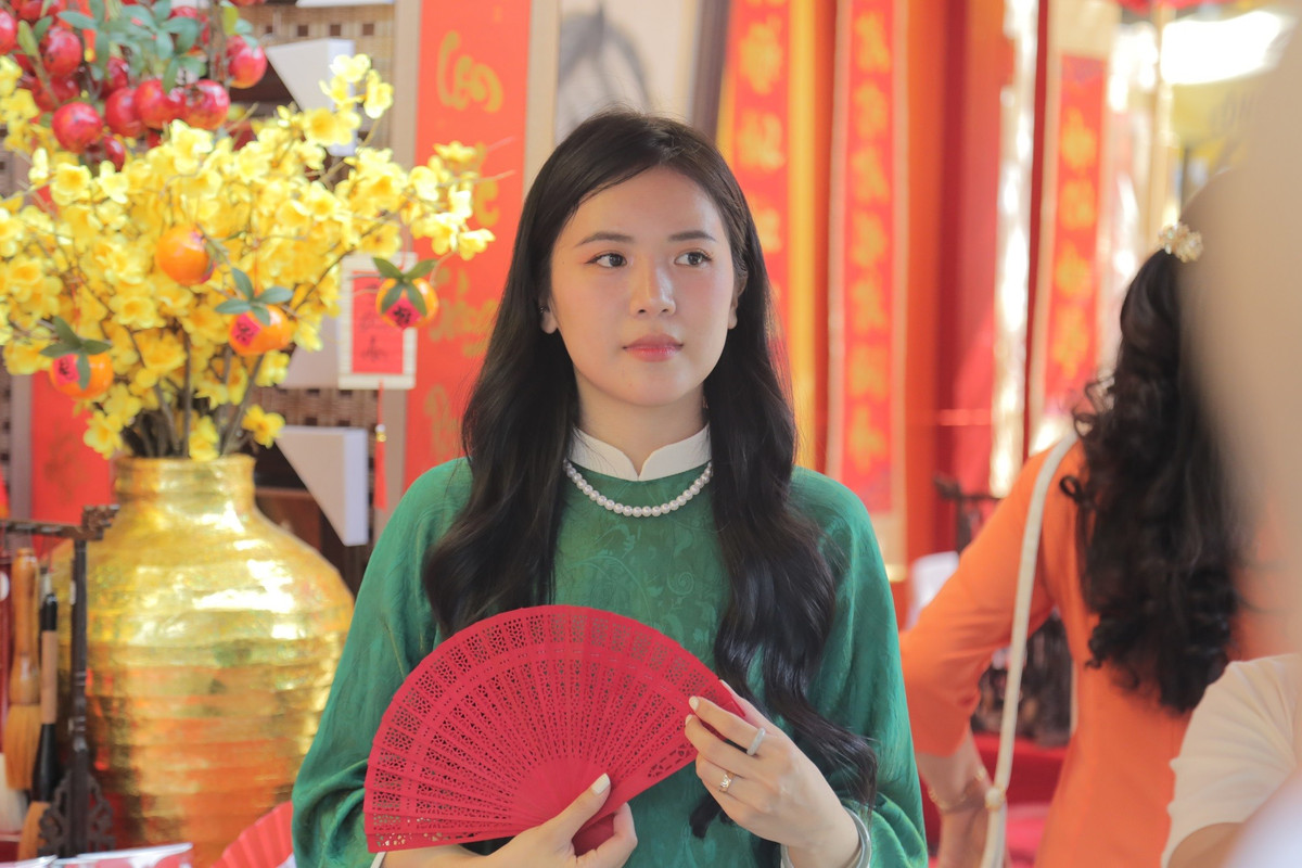 Chị Lê Thị Giang, ngụ phường Bàn Cờ, cho biết: “Tục xin chữ đã có từ rất xa xưa. Đây là một truyền thống rất hay và cần được giữ gìn. Chính vì điều này mà những ngày cuối năm tôi thường dẫn con ra đây xin chữ là những câu đối về treo ngày Tết”.