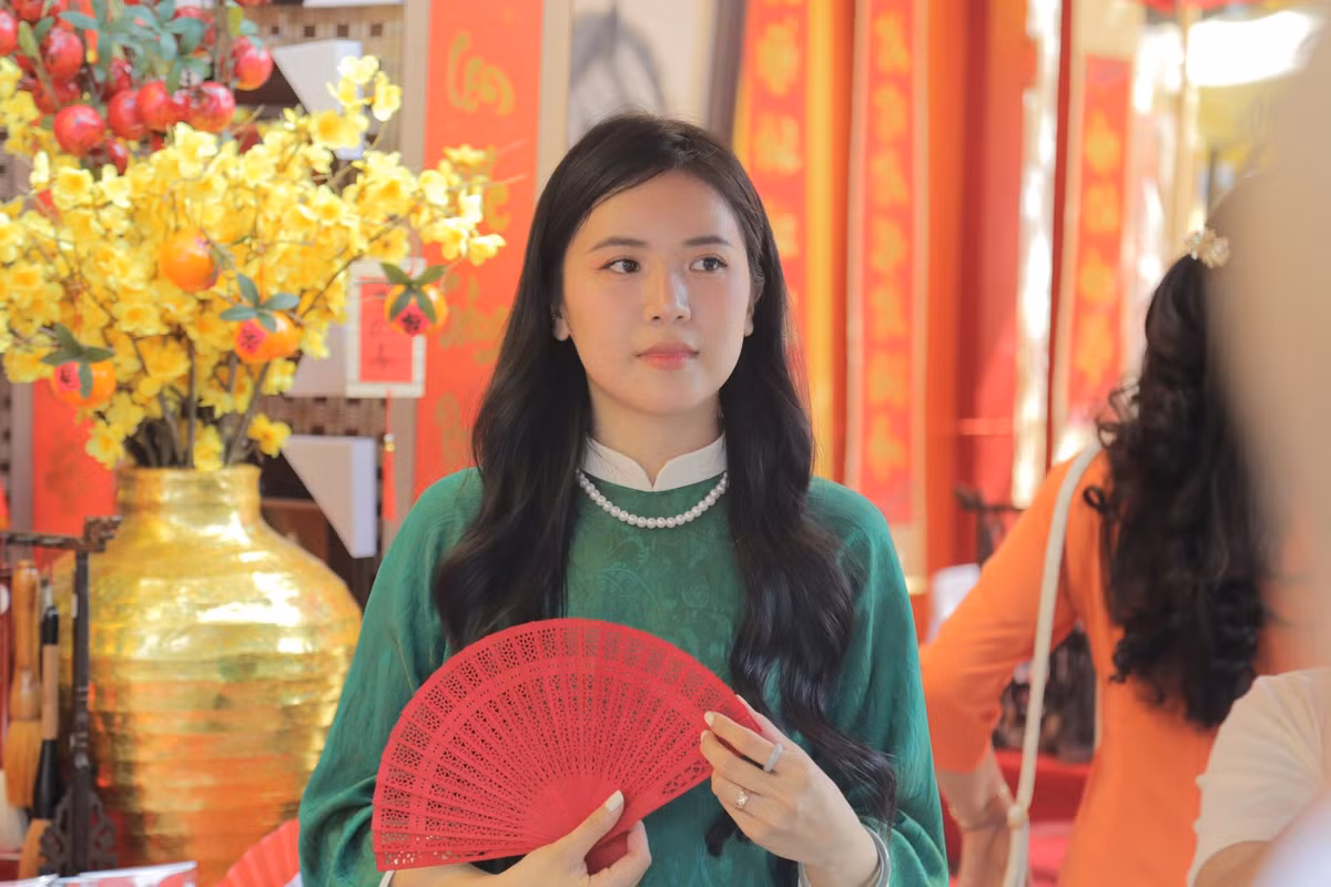 Chị Lê Thị Giang, ngụ phường Bàn Cờ, cho biết: “Tục xin chữ đã có từ rất xa xưa. Đây là một truyền thống rất hay và cần được giữ gìn. Chính vì điều này mà những ngày cuối năm tôi thường dẫn con ra đây xin chữ là những câu đối về treo ngày Tết”.