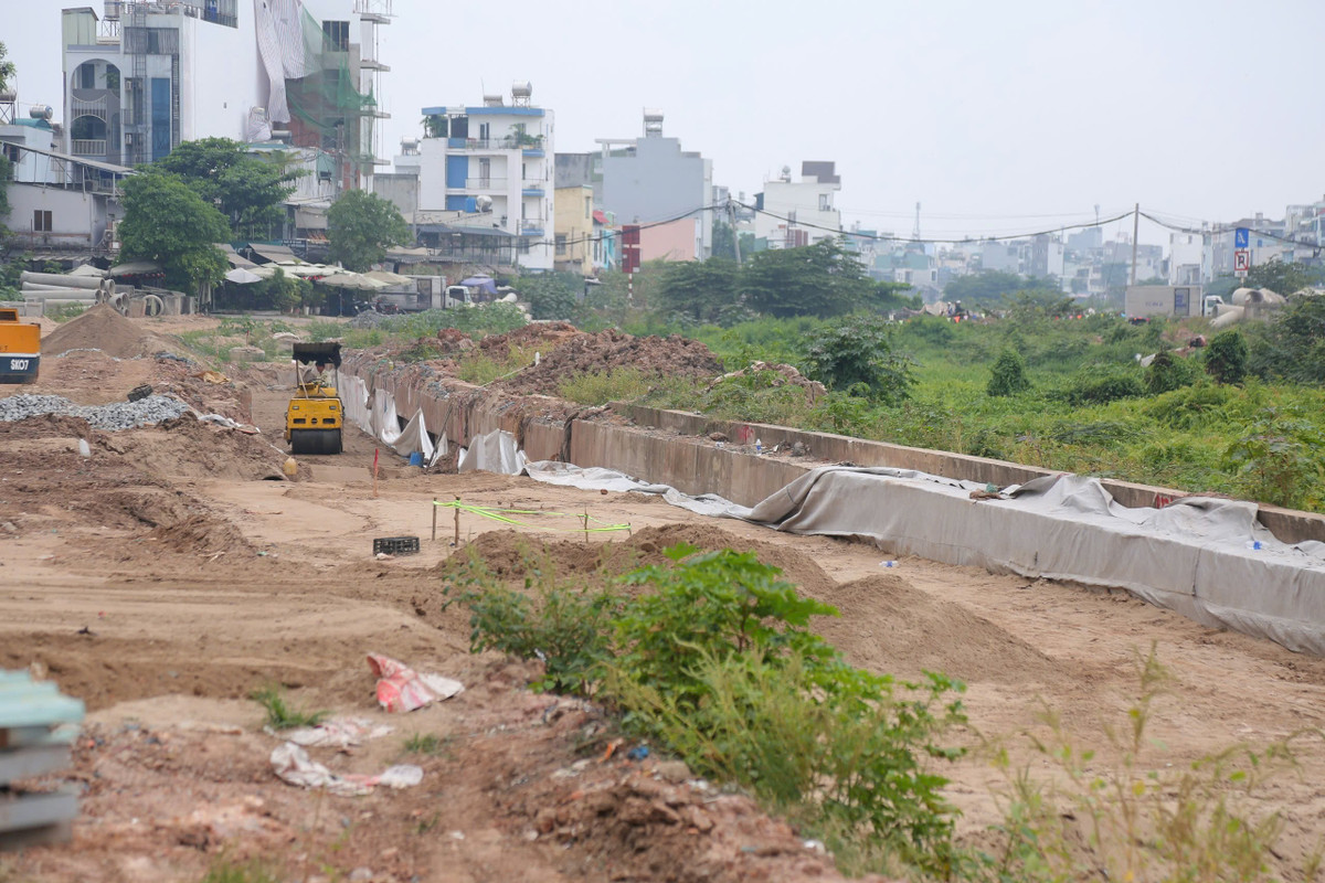 Nhưng qua hơn 3 năm thi công dự án vẫn còn nhiều nơi dang dở, có đoạn tương đối thành hình nhưng có đoạn còn ì ạch, cây cỏ ven bờ mọc quá đầu, dưới kênh cỏ dại, lục bình ken đặc.