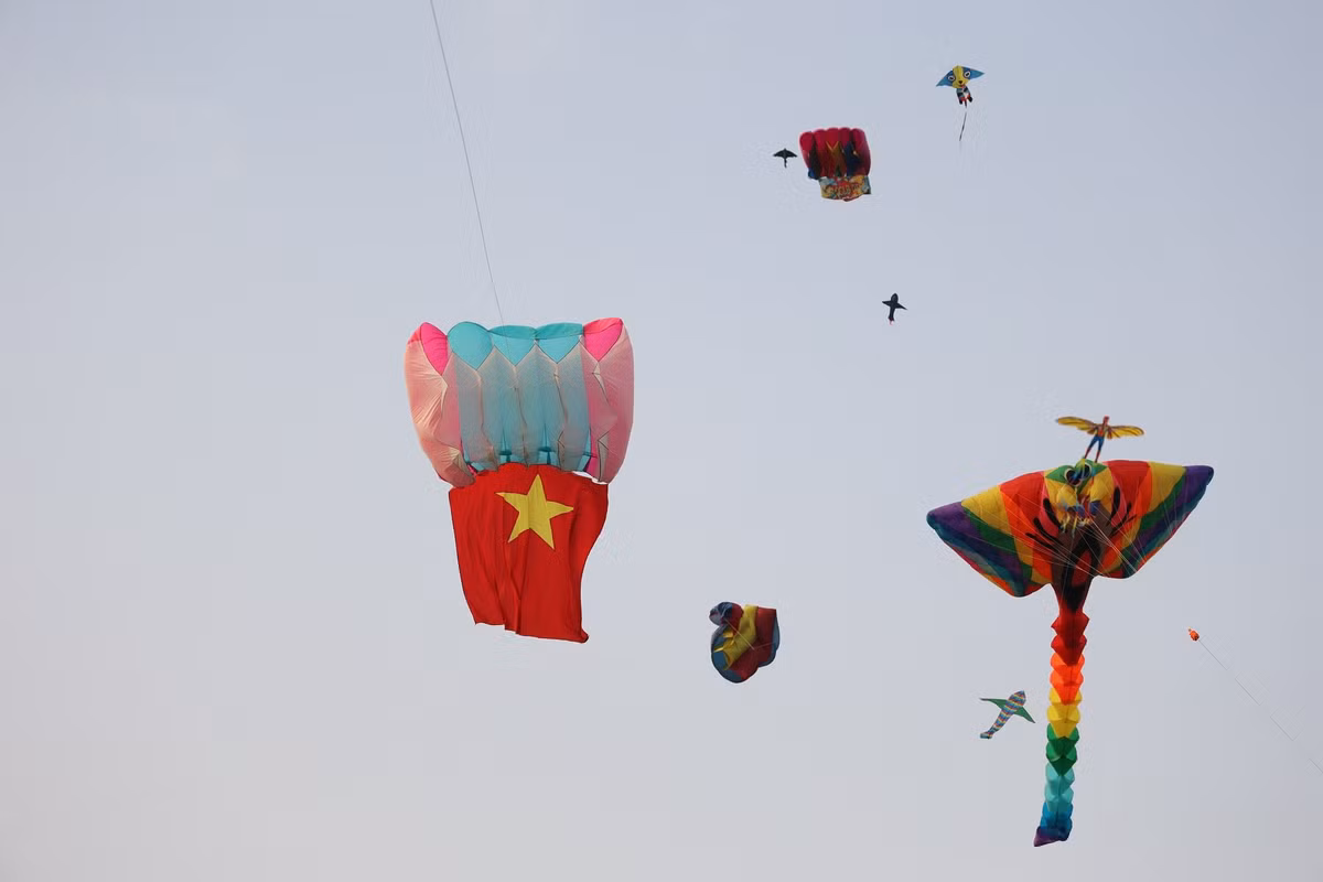 Những cánh diều muôn màu, đủ hình thù từ truyền thống đến hiện đại cùng nhau tung bay trên bầu trời, tạo nên một khung cảnh rực rỡ.