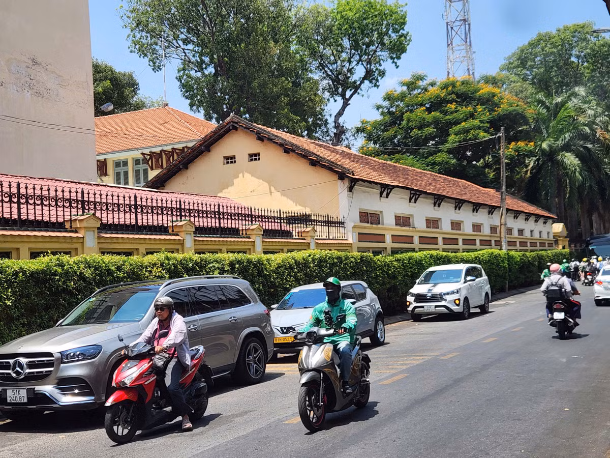 Anh Nguyễn Linh (ngụ phường Cát Lái) cho biết, do công việc chạy xe ôm công nghệ nên mỗi ngày phải di chuyển ngoài đường cả 100km. Để tránh nắng nóng, anh mặc 2 áo khoác, 2 khẩu trang vải dày, kính mát. Ngoài ra, trên xe anh luôn có bình nước trà đá để giải nhiệt. “Cả ngày chạy ngoài đường nên tối về mặt nóng rát, tôi phải lấy nước đá rửa mặt cho mát”, anh nói.