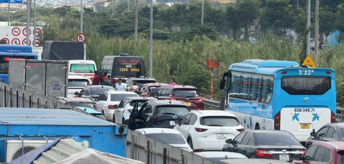 Phần lớn các loại phương tiện này chở khách cũng như các gia đình đi du lịch, về quê nghỉ Tết Dương lịch kéo dài 4 ngày (từ 1/1 đến 4/1) và các điểm du lịch nổi tiếng như biển Nha Trang, Cà Ná, Mũi Né, Đà Lạt...