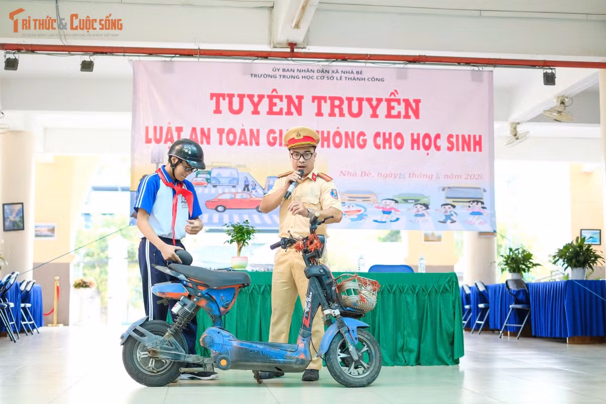 Chuyển hướng thiếu quan sát, không đội mũ bảo hiểm, dàn hàng ngang, đi ngược chiều, chạy quá tốc độ quy định...