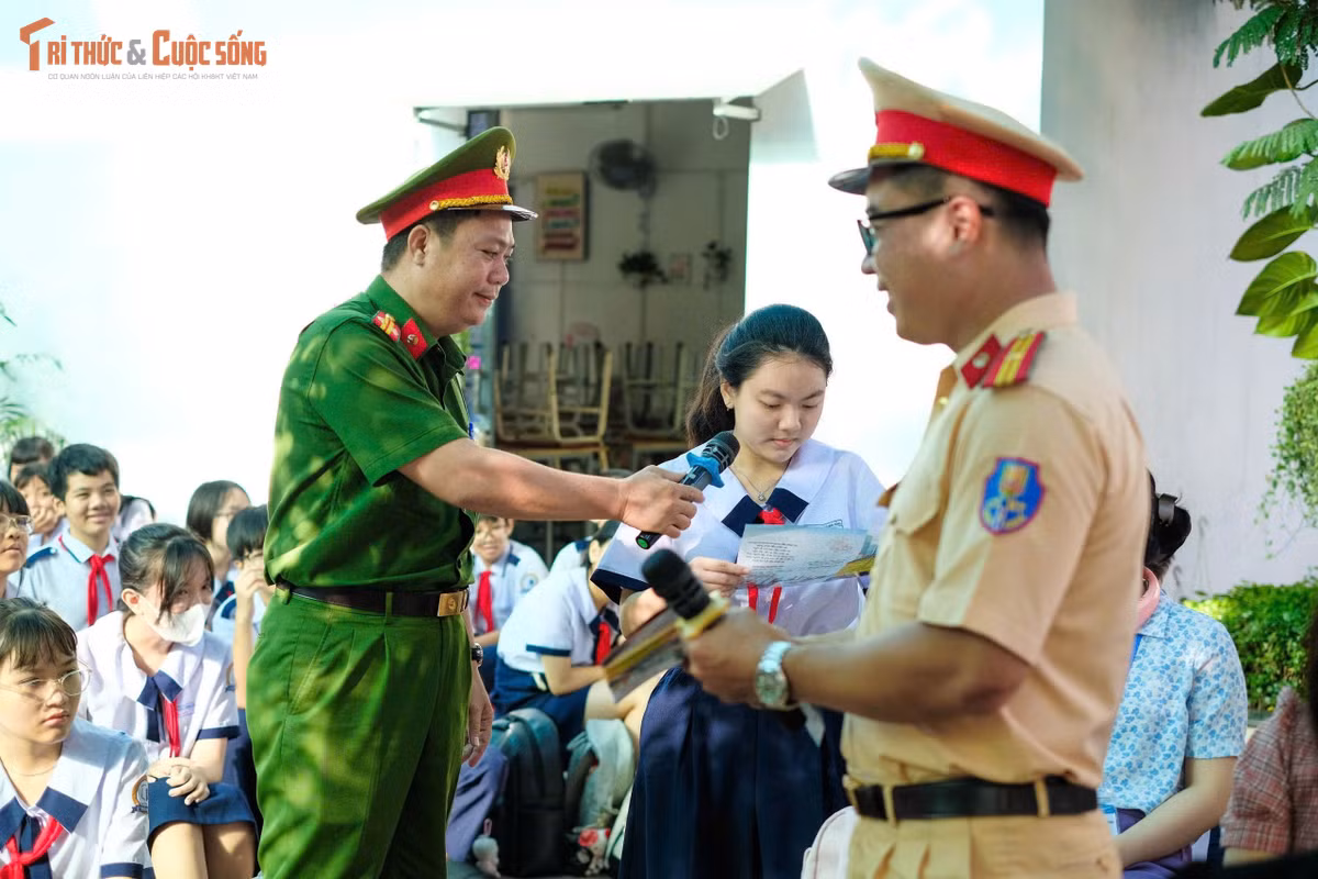 Những bài học bổ ích để giúp các em học sinh trong việc bảo đảm an toàn tính mạng, tài sản của mình và người khác khi tham gia giao thông.