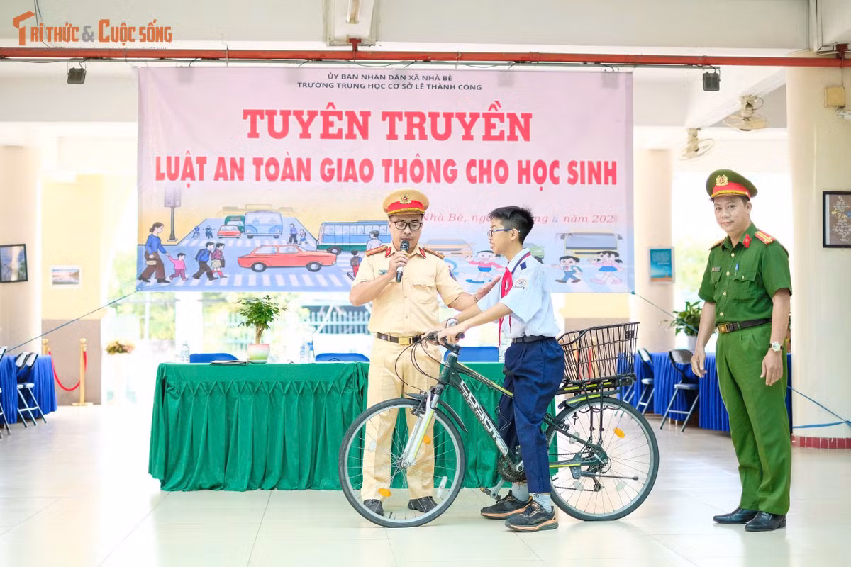 Hàng nghìn học sinh đã được các đồng chí CSGT tuyên truyền cụ thể về những hành vi dẫn đến tai nạn giao thông (TNGT)...