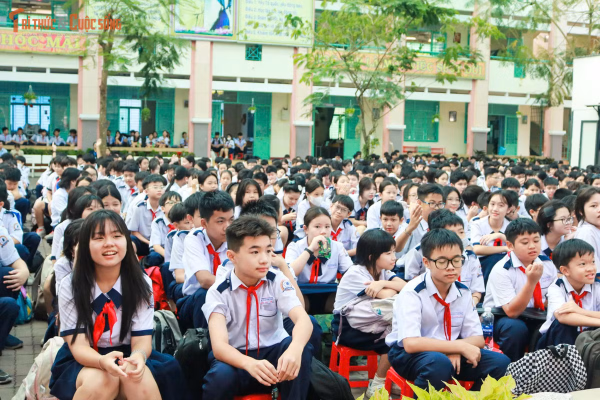 Ngay đầu giờ sáng nay 24/4, hơn 1,4 nghìn học sinh và giáo viên trường THCS Lê Thành Công (xã Nhà Bè, TP HCM) đã đón tiếp các cán bộ - chiến sĩ CSGT Đội Đa Phước (Phòng CSGT -PC08) và Công an xã Nhà Bè (Công an TP HCM)...