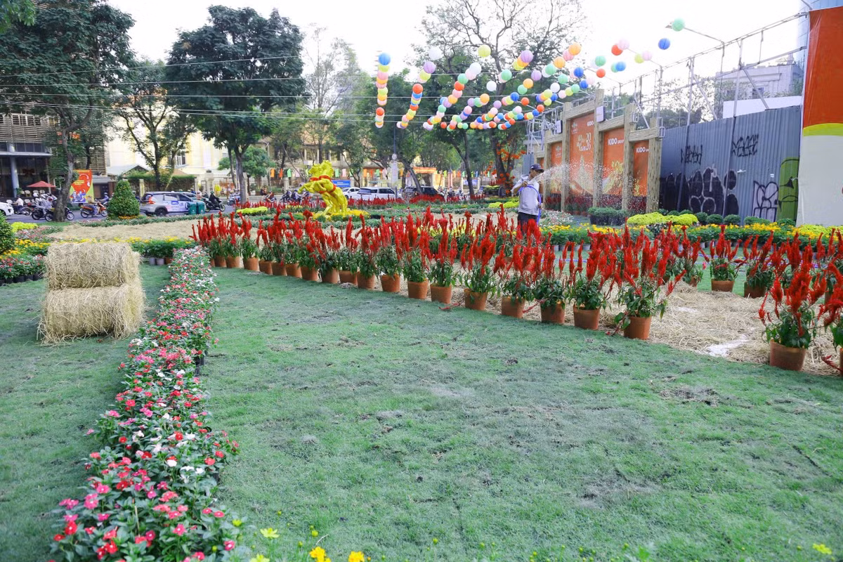 Hiện phần rìa khu đất đã hình thành vườn hoa tại 2 mặt tiền đường Lê Duẩn và Hai Bà Trưng. Vườn hoa được thiết kế với phần rơm rạ làm điểm nhấn kết hợp với nhiều loại hoa, cây cảnh.