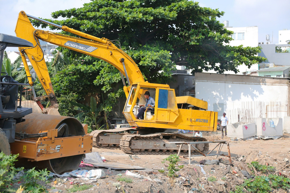 Ở gói XL03, máy xúc, xe chở vật liệu ra vào liên tục, các hạng mục kè bờ và cải tạo lòng rạch dần hình thành