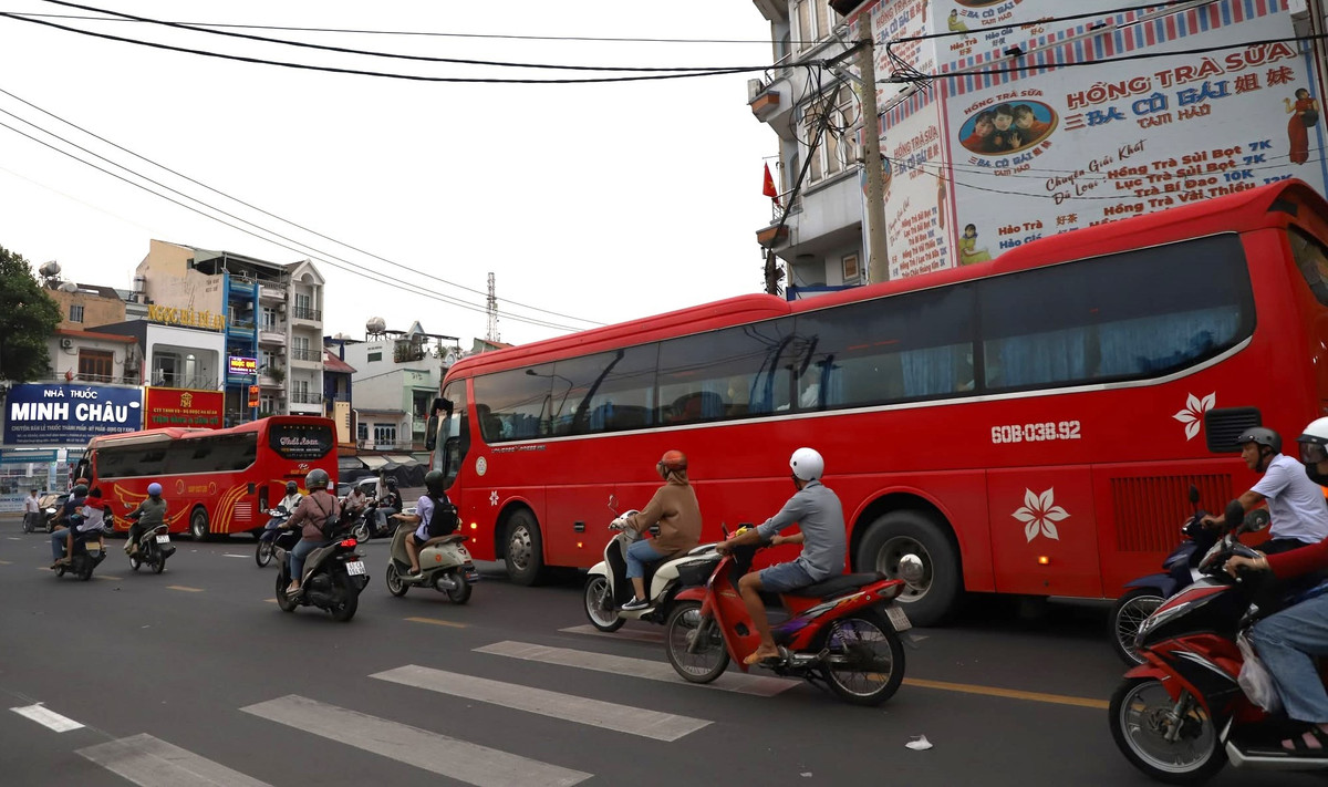 Ngành đường sắt sử dụng nhiều ô tô để trung chuyển hành khách đi tàu từ hướng Hà Nội vào tại ga Biên Hòa (Đồng Nai). Sau khi xuống ga Biên Hòa, hành khách sẽ được ôtô chở đến ga Dĩ An (TP HCM, cách chừng 15 km) rồi lên tàu tiếp tục hành trình vào ga Sài Gòn.