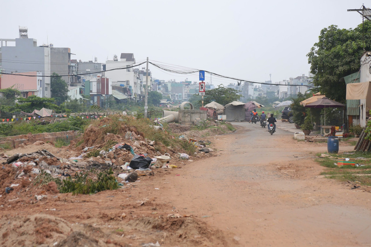 Người dân mong chờ dự án sớm hoàn thành để không ảnh hưởng đến đời sống sinh hoạt. Theo kế hoạch điều chỉnh, chủ đầu tư đặt mục tiêu hoàn thành toàn bộ dự án trong năm 2026.