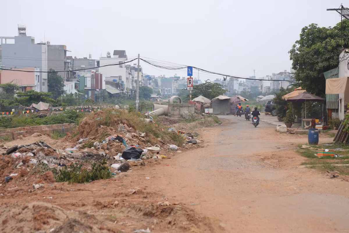 Người dân mong chờ dự án sớm hoàn thành để không ảnh hưởng đến đời sống sinh hoạt. Theo kế hoạch điều chỉnh, chủ đầu tư đặt mục tiêu hoàn thành toàn bộ dự án trong năm 2026.