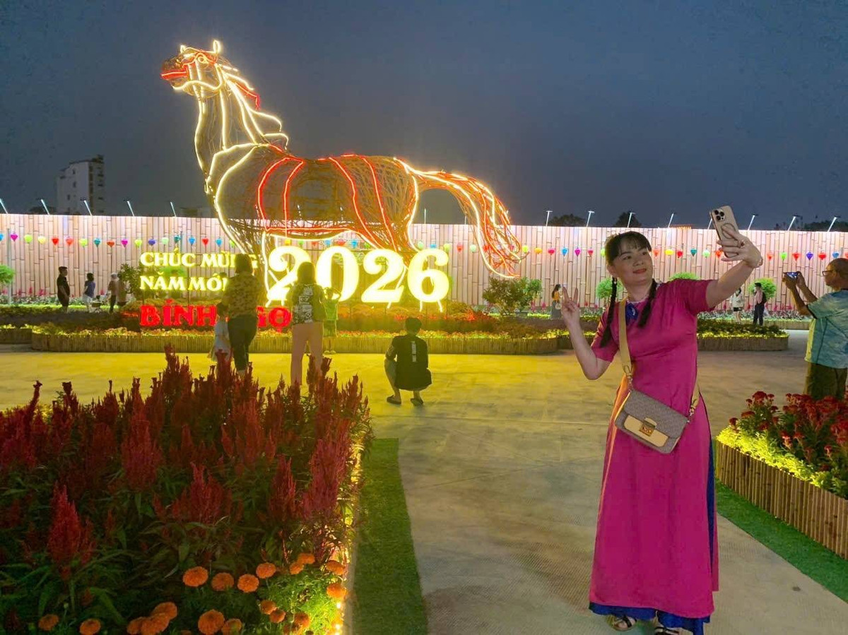 Linh vật ngựa được lắp ghép từ những sợi thép và lắp đèn toàn toàn thân, về đêm phát sáng lung linh.