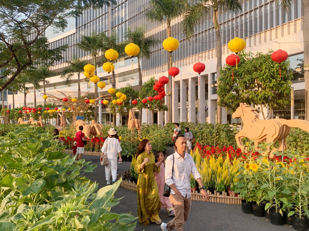 Một số gia đình tranh thủ check - in đường hoa trước ngày khai mạc chính thức 11/2.