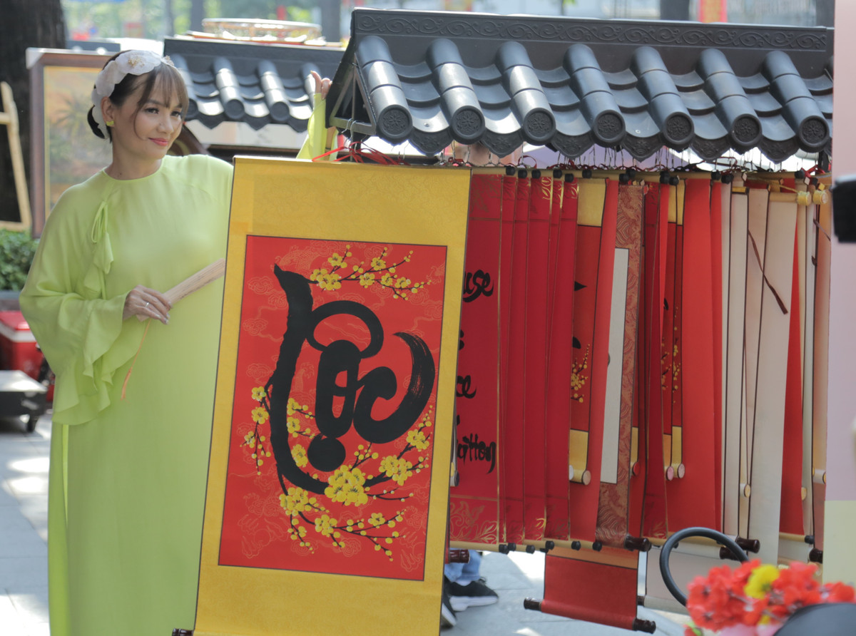 Đa số người dân đến phố ông đồ' xin các chữ: nhẫn, phúc, lộc, những câu đối nói về bậc sinh thành, về tình cảm gia đình.