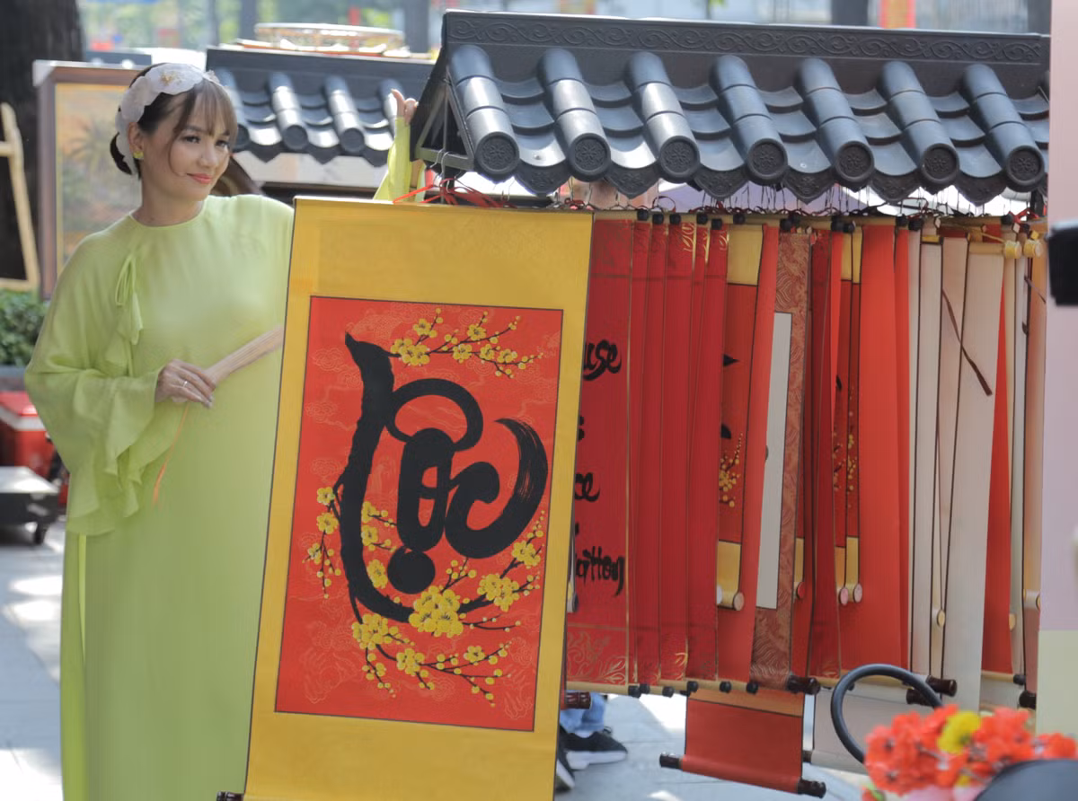 Đa số người dân đến phố ông đồ' xin các chữ: nhẫn, phúc, lộc, những câu đối nói về bậc sinh thành, về tình cảm gia đình.