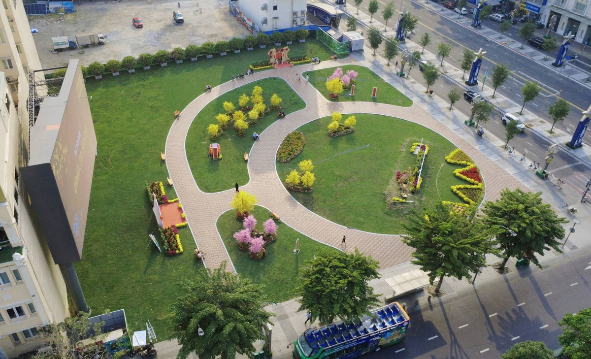 Với diện tích khoảng 9.000m², nơi này từng là công trình 130 năm tuổi Thương xá Tax, bị tháo dỡ năm 2016 để xây trung tâm thương mại kết nối ga Metro số 1 nhưng đến nay chưa khởi công do vướng mắc thủ tục