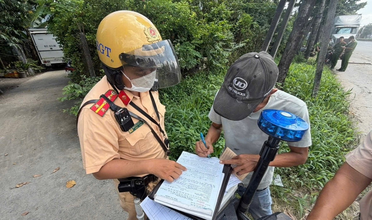 View - Bị camera buồng lái 'tố' vi phạm, nhiều tài xế 'chịu tội' với CSGT | Báo Tri thức và Cuộc sống - TIN TỨC PHỔ BIẾN KIẾN THỨC 24H