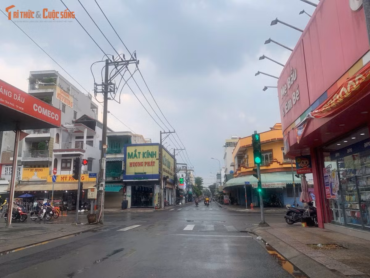 “Mấy tháng rồi mới thấy trời mưa. Đây là cơn mưa mà tôi và mọi người đều mong chờ. Mưa đã ướt đường, tôi trông mưa to hơn nữa để giảm nắng nóng”, anh Phạm Linh ngụ phường Bình Tân chia sẻ.