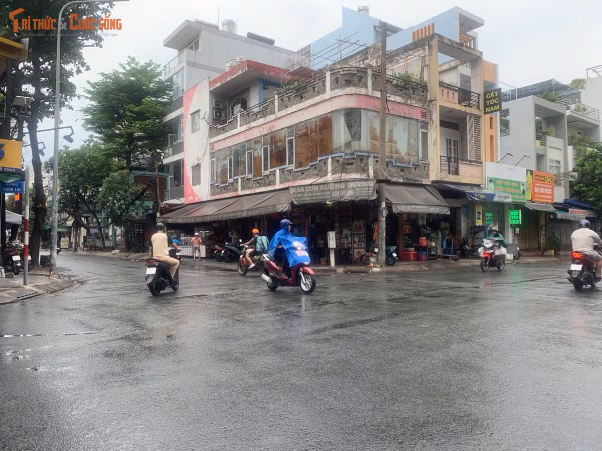 Ngay sau đó nhiều khu vực phía Tây và Đông TP HCM cũng như các khu vực lân cận như thành phố Đồng Nai, Bình Dương (cũ)... trời bắt đầu đổ mưa.