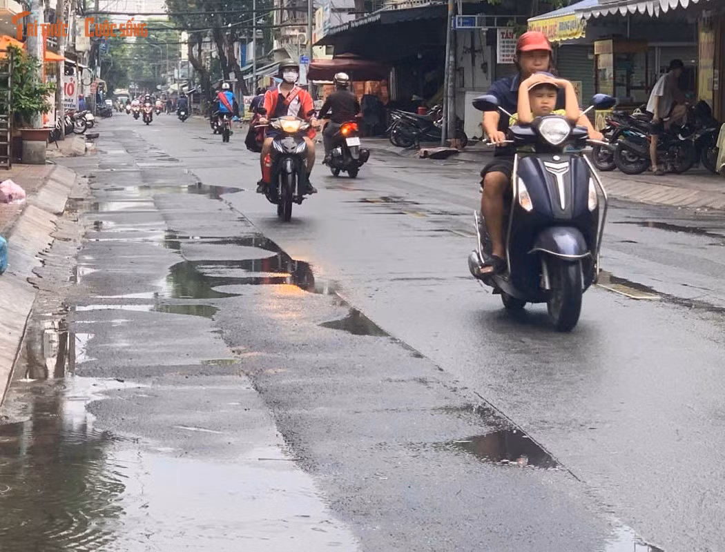 Mưa xuất hiện giúp người dân thành phố giải nhiệt sau chuỗi ngày nắng nóng.