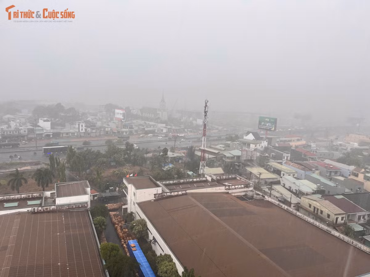 Trung tâm Dự báo khí tượng thủy văn quốc gia dự báo trong chiều tối và tối nay 2/5, Nam Bộ có mưa rào và dông rải rác với lượng mưa từ 10-20 mm, cục bộ có nơi mưa to trên 50 mm. Trong mưa dông có khả năng xảy ra lốc, sét, mưa đá và gió giật mạnh.