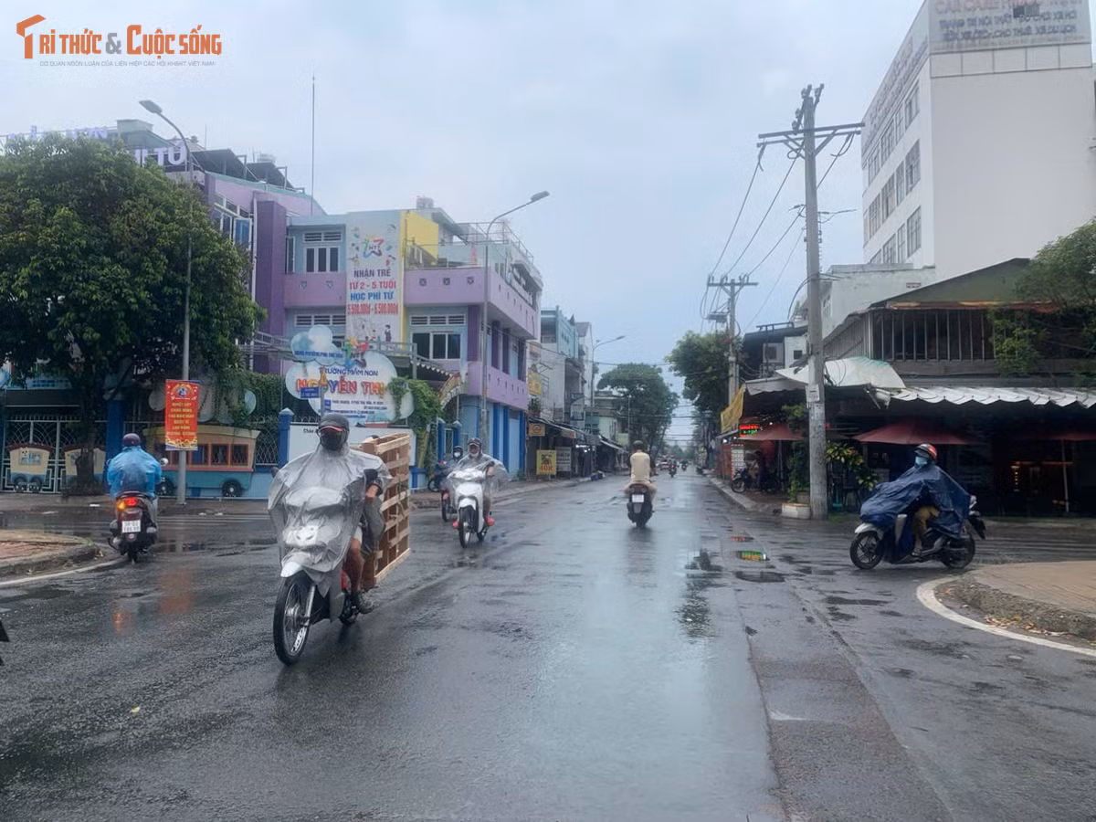 Tuy cơn mưa nhỏ đủ thấm đất, thế nhưng người dân Nam Bộ vô cùng háo hức khi cảm nhận nhiệt độ giảm sâu sau những ngày nắng nóng khủng khiếp.