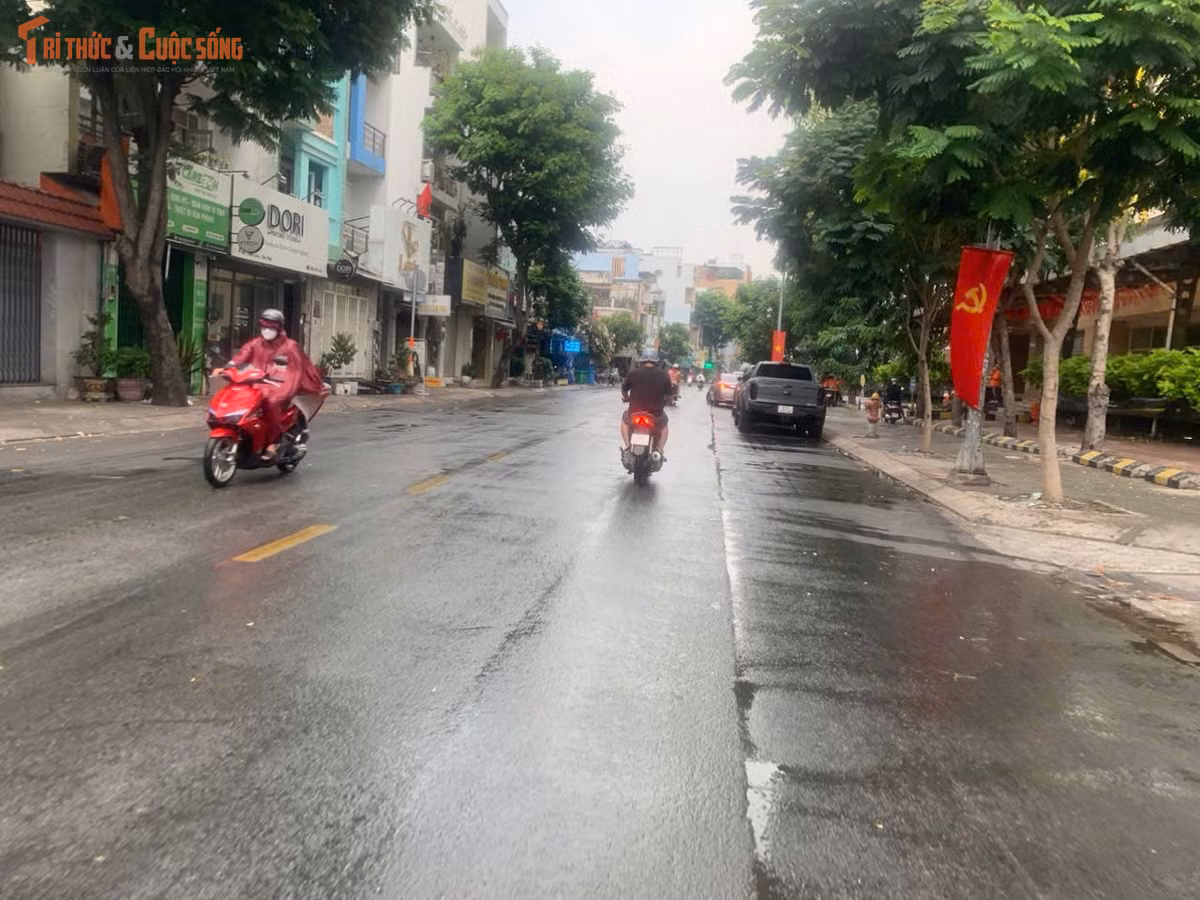 Tuy vui mừng nhưng nhiều người dân cũng lo lắng mưa xuất hiện sau chuỗi ngày nắng nóng trong nước chứa nhiều chất ô nhiễm không khí. Một số người trúng mưa dễ bị cảm do nhiệt độ thay đổi đột ngột.