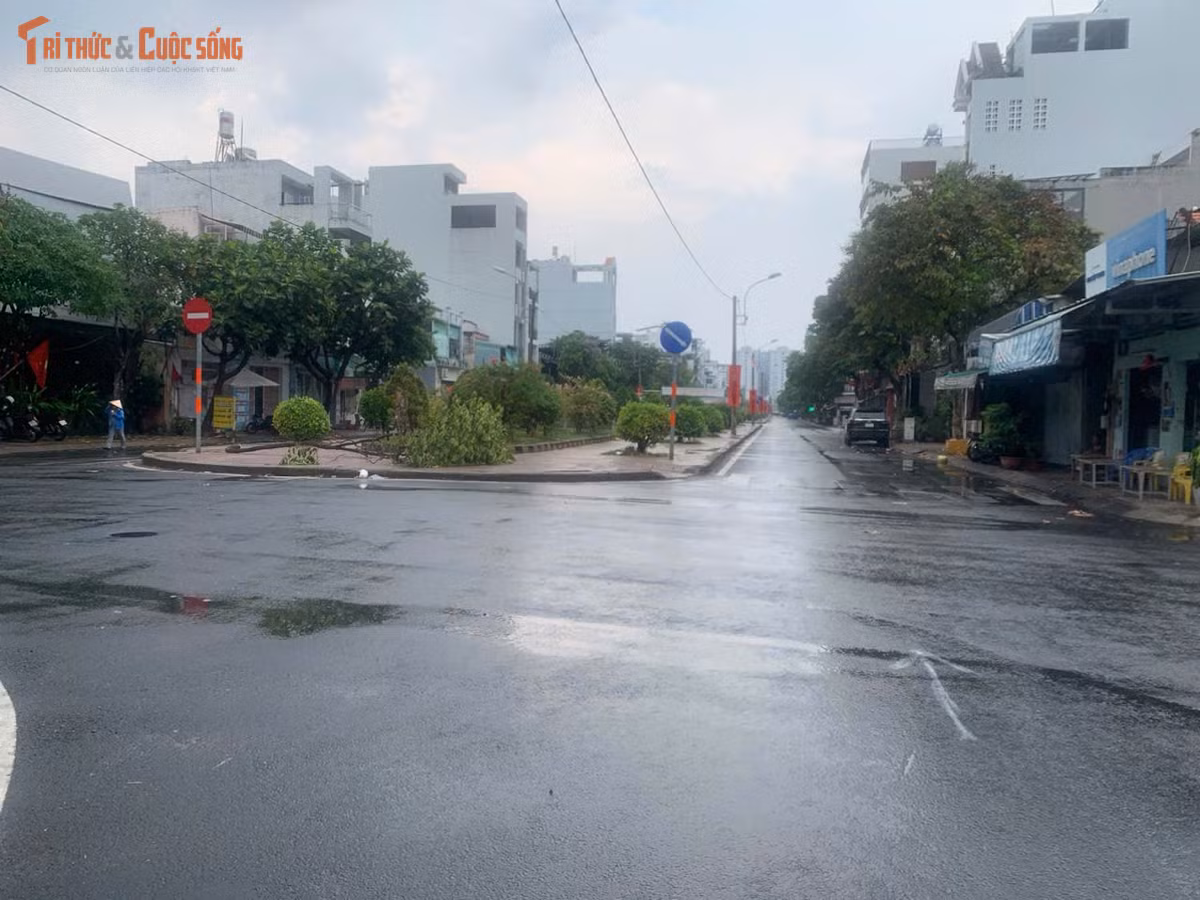 Từ đầu giờ chiều, bầu trời khu vực Nam Bộ nói chung và TP HCM mây đen bao phủ...