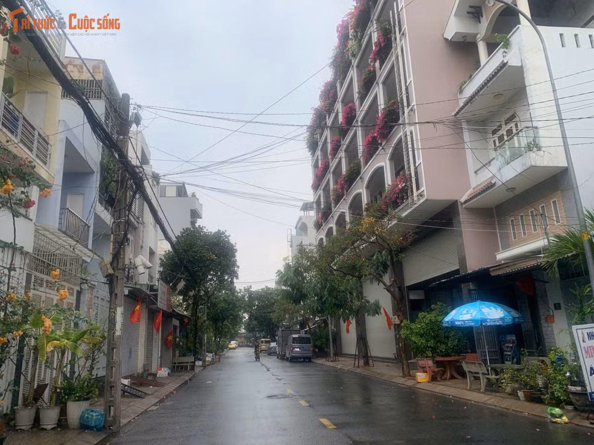 “Những ngày qua, mỗi khi ra đường phải bịt kín mặt mũi trong cái nắng nóng, oi bức. Chưa hết, đêm lại bị tra tấn bởi nhiệt độ oi hầm phải bật máy lạnh liên tục”, chị Lê Phương ngụ phường Bình Trị Đông nói và cho biết cơn mưa chiều nay đã xua tan cái nắng nóng, thời tiết trở nên mát mẻ, dễ chịu hơn rất nhiều.