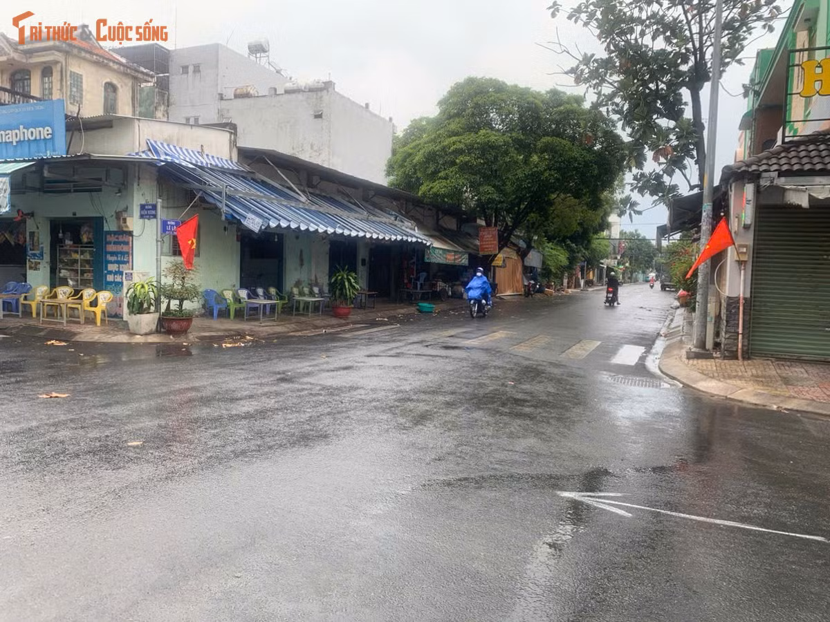 Một số người đi đường không mang theo áo mưa phải vào mái hiên nhà dân trú, số khác dừng xe bên đường để mặc áo mưa. Tuy mưa nhẹ nhưng kéo khoảng 10 phút nên một số tuyến đường đã bị ướt.