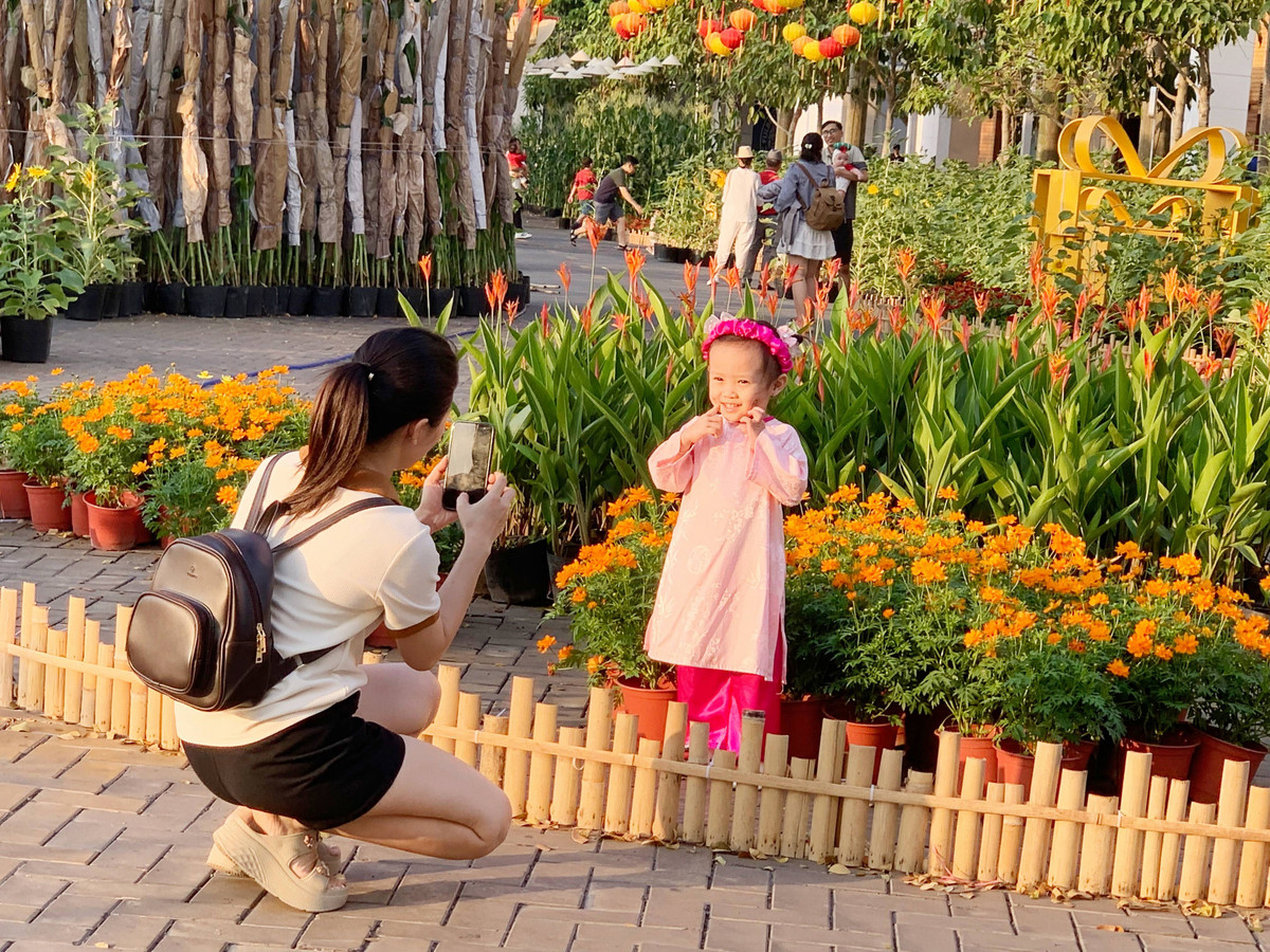 Các em nhỏ cũng được bố mẹ dạo chơi đường hoa để ghi lại những khoảnh khắc đẹp những ngày cuối năm.