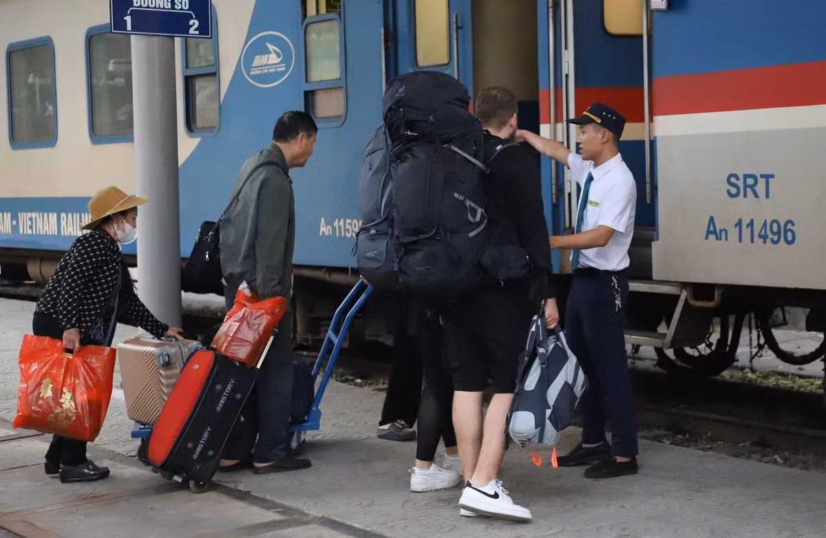 Hành khách mệt mỏi với vali, hành lý sau khi di chuyển bằng xe trung chuyển tiếp tục lên tàu để về ga Sài Gòn.