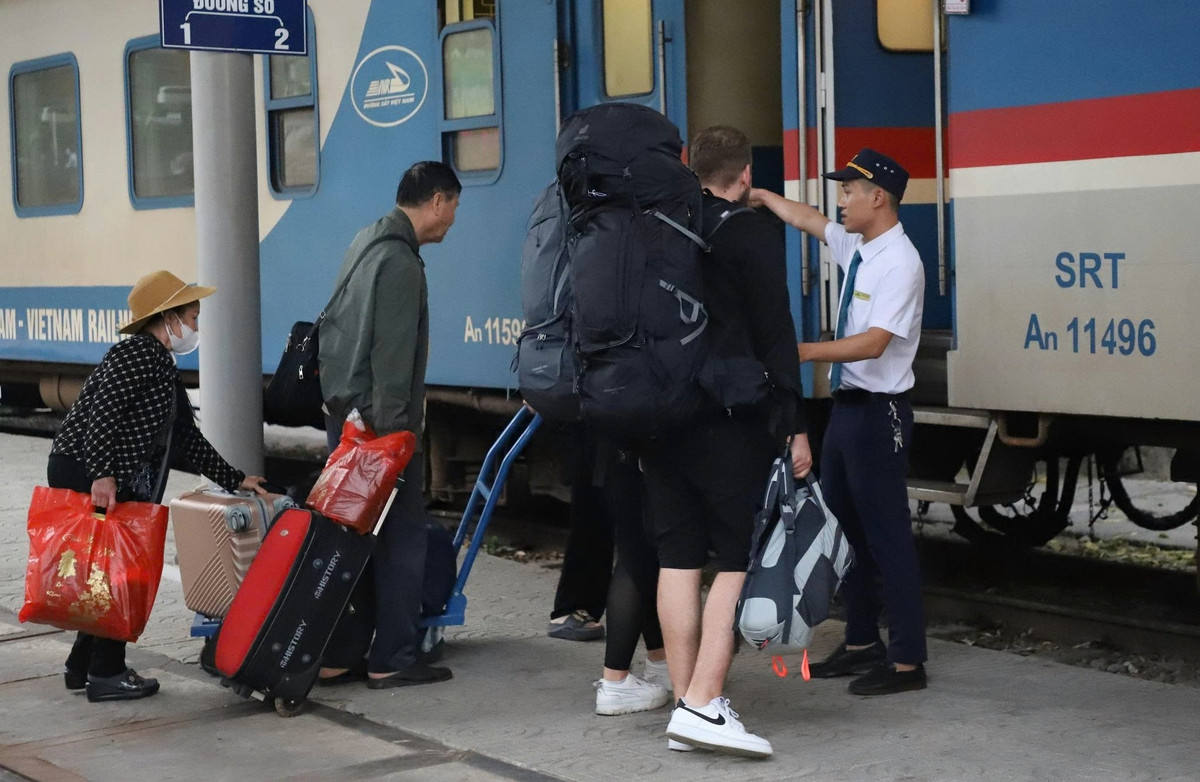 Hành khách mệt mỏi với vali, hành lý sau khi di chuyển bằng xe trung chuyển tiếp tục lên tàu để về ga Sài Gòn.