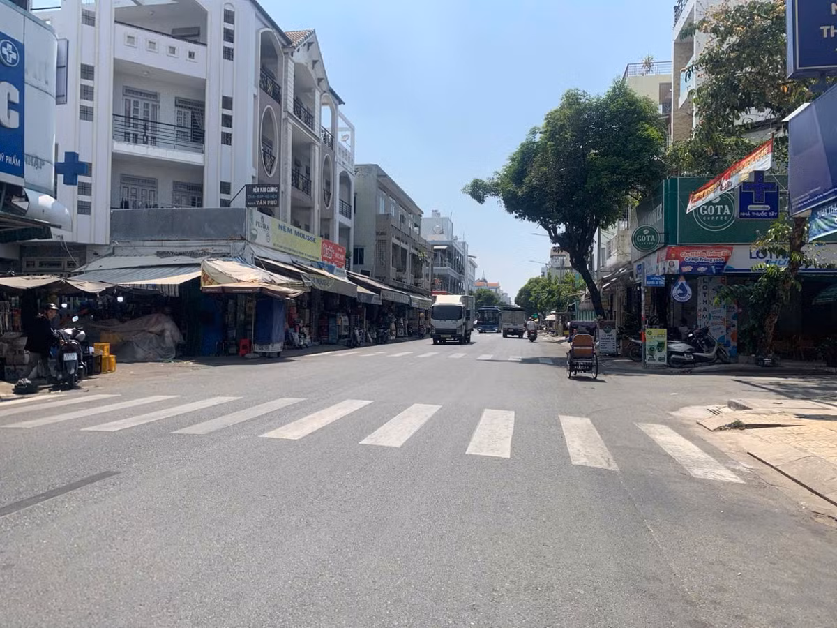 Có thời điểm trên đường phố TP HCM vắng xe máy lưu thông do nắng nóng người dân ngại ra đường.