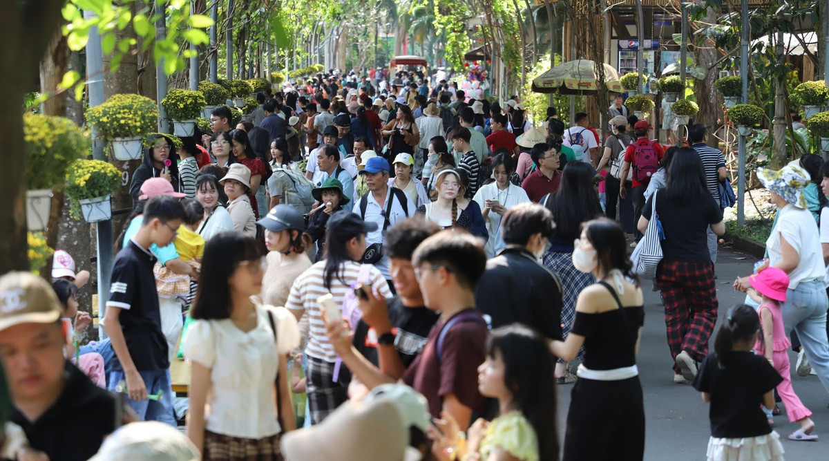 Từ sáng đến đầu giờ chiều 22/2 (mùng 6 Tết), nhiều người dân ở TP HCM và các tỉnh lân cận đổ về các điểm vui chơi trên địa bàn thành phố trong ngày cuối của kỳ nghỉ Tết Nguyên đán khiến một số nơi rơi vào cảnh quá tải.