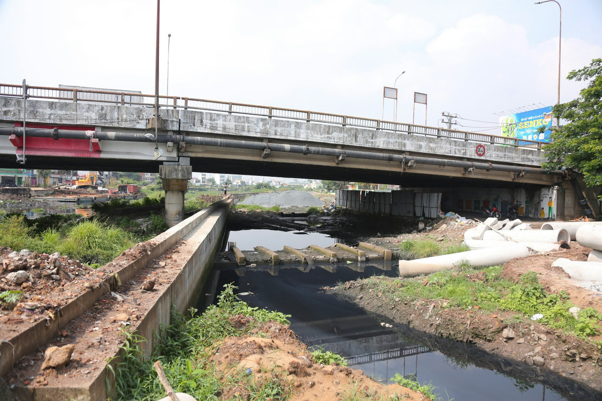 Dưới lòng kênh, dòng nước đen ngòm, có đoạn bốc mùi hôi nồng nặc. Trời nắng thì bụi bay mù mịt, trời mưa nước dâng cao, rác theo dòng chảy ứ đọng. Cuộc sống của hàng ngàn hộ dân hai bên bờ kênh vì thế bị đảo lộn suốt nhiều năm qua.