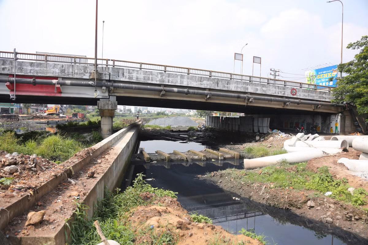 Dưới lòng kênh, dòng nước đen ngòm, có đoạn bốc mùi hôi nồng nặc. Trời nắng thì bụi bay mù mịt, trời mưa nước dâng cao, rác theo dòng chảy ứ đọng. Cuộc sống của hàng ngàn hộ dân hai bên bờ kênh vì thế bị đảo lộn suốt nhiều năm qua.
