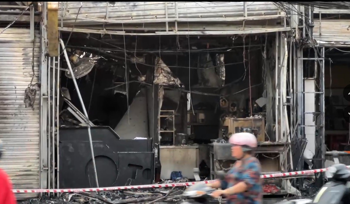 Nhiều tài sản bên trong cửa hàng nội thất bị cháy, hư hỏng.