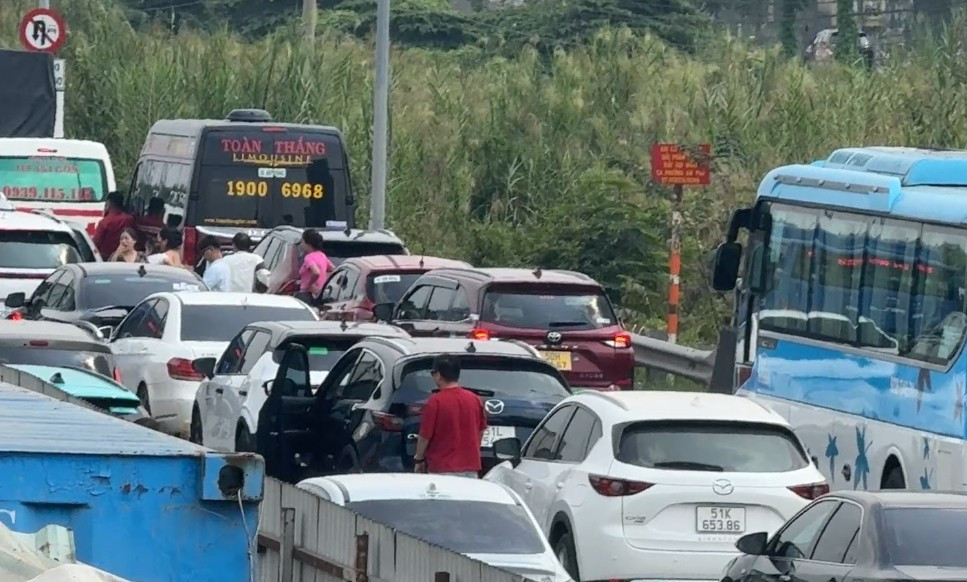Người nghỉ lễ mệt mỏi chờ đợi để thoát khỏi "nút thắt" kẹt cứng ở đường dẫn vào cao tốc tại nút giao An Phú (TP HCM).