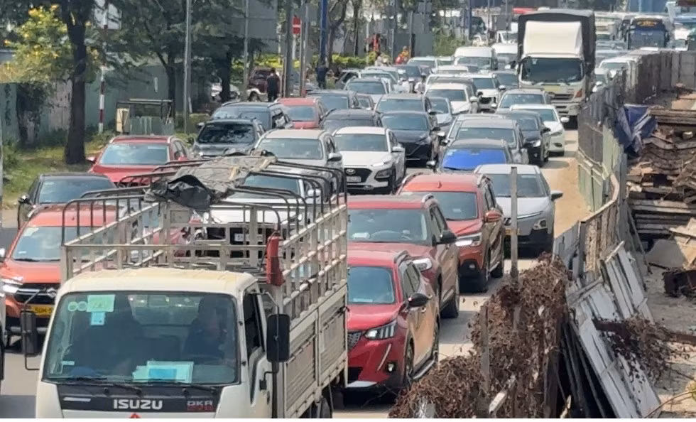 Đường dẫn vào cao tốc HLD trưa 1/1/2026 trở nên quá tải vì xe cộ đổ vào để về các tỉnh Miền Trung, Tây Nguyên và các điểm du lịch biển nổi tiếng.